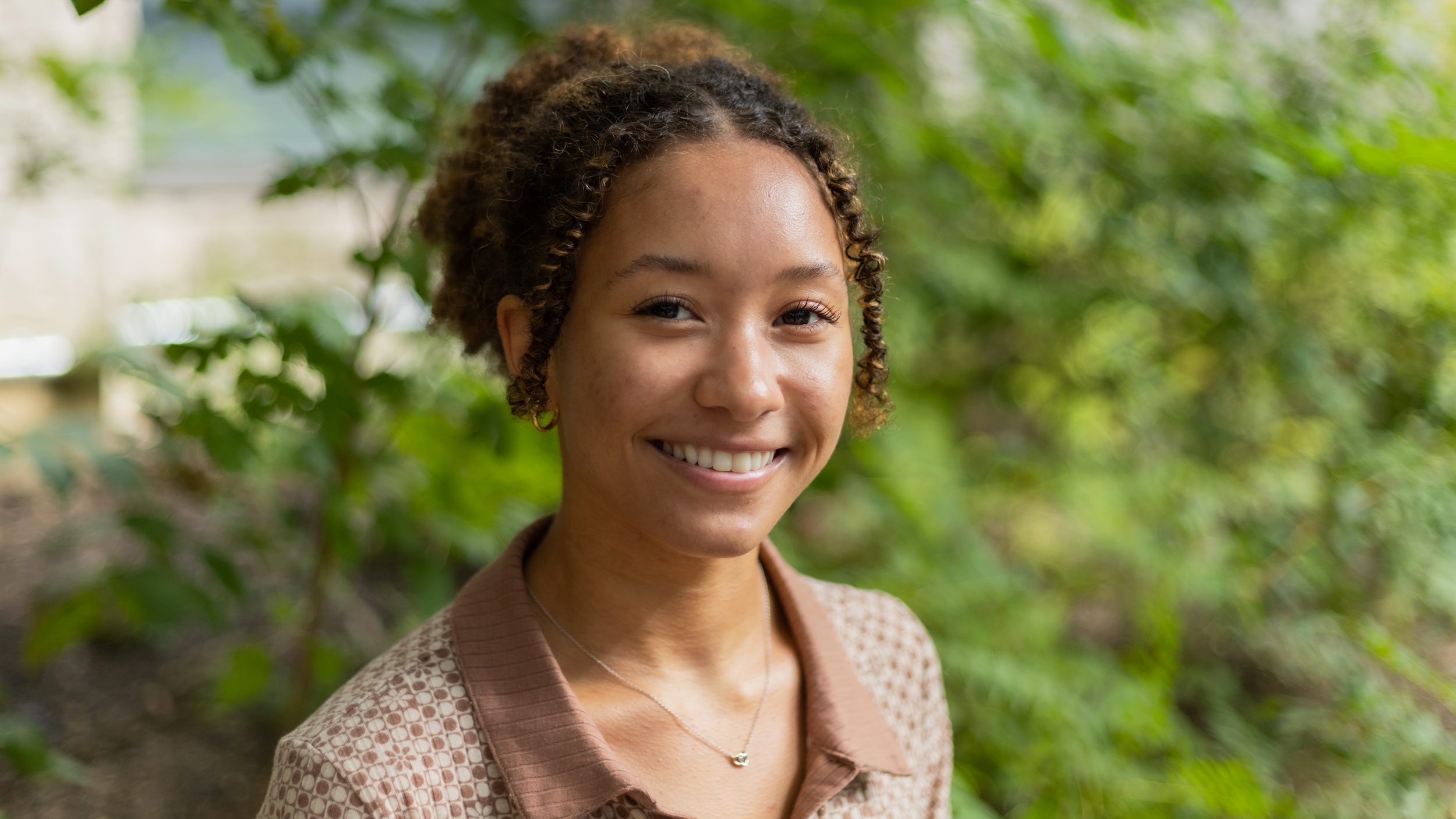 headshot of makayla in the innis residence quad